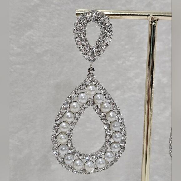 NEW, Bold and sparkly dangle earrings. - Picture 2 of 6